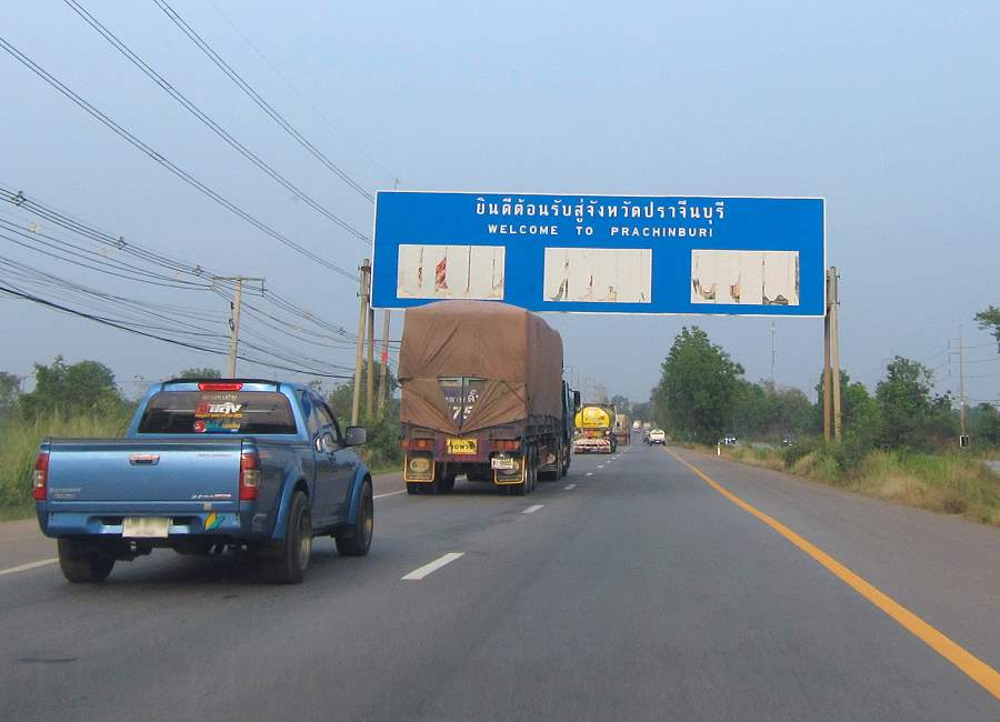 verkehr auf einer Bundestraße in Thailand
