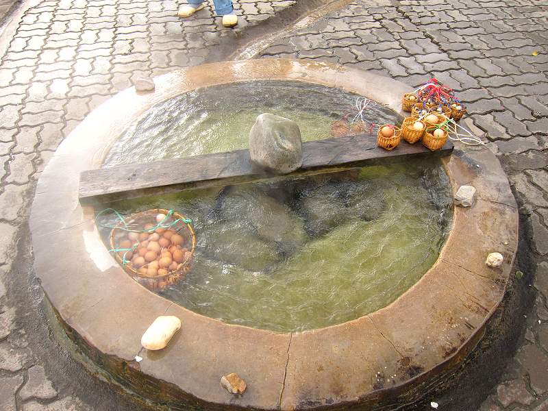 Gekochte Eier in einer heißen Quelle in Thailand