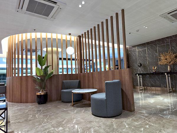 Bequeme Sessel in der Miracle First Class Lounge im SAT-1 Terminal Bangkok