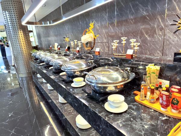 Warme Speisen in der Miracle First Class Lounge im SAT-1 Terminal