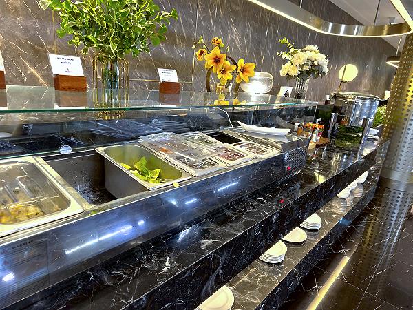 Salate in der Miracle First Class Lounge Bangkok Suvarnabhumi