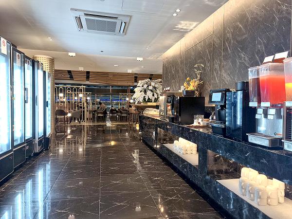 Modernes Ambiente der Miracle First Class Lounge in Bangkok Suvarnabhumi