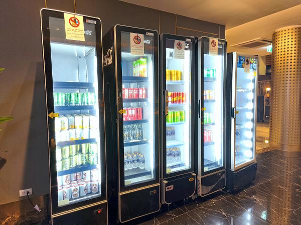 Getränkebereich in der Miracle First Class Lounge am Flughafen Bangkok