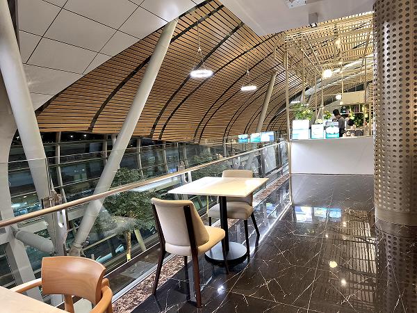 Essensbereich der Miracle First Class Lounge Bangkok Suvarnabhumi