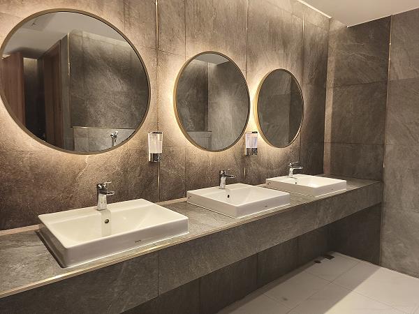 Toilettenbereich der Miracle First Class Lounge im SAT-1 Terminal Bangkok