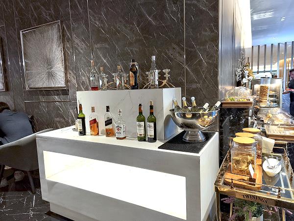 Alkoholische Getränke in der Miracle First Class Lounge Bangkok Suvarnabhumi