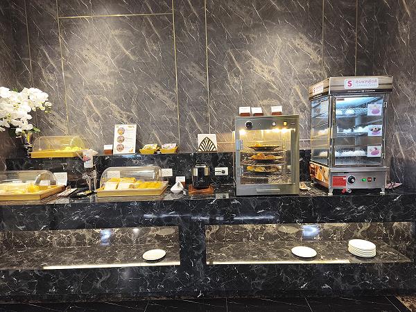 Snacks in der Miracle First Class Lounge im SAT-1 Terminal Bangkok