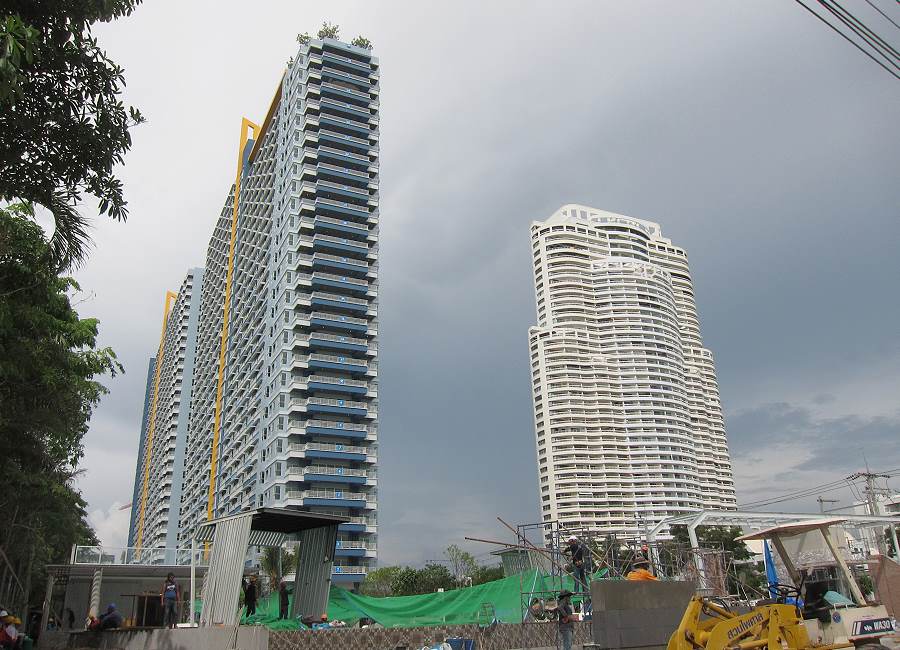 Hohe Condos und Hoteltürme in Jomtien