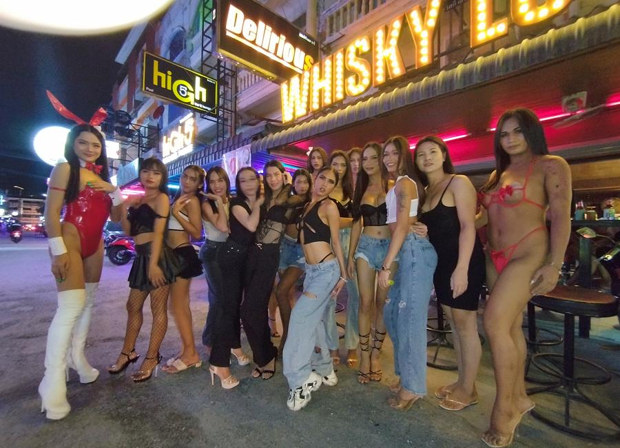 Ladyboys in der Delirious Bar & Whisky Lounge Pattaya
