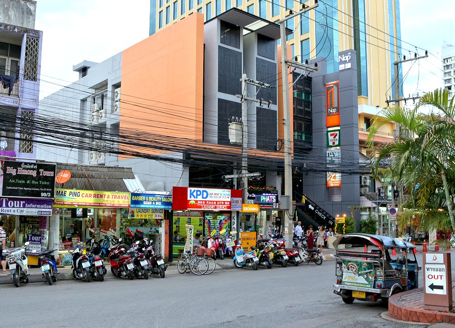Blick vom Duangtawan Hotel auf die Loy Kroh Road in Chiang Mai