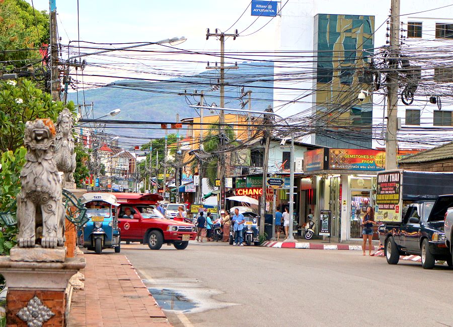 Loy Kroh Road am Abend in Chiang Mai