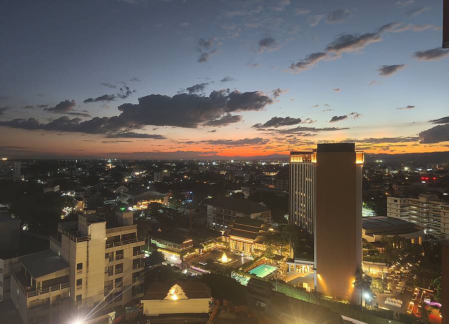 Zimmeraussicht bei Nacht im Duangtawan Hotel Chiang Mai