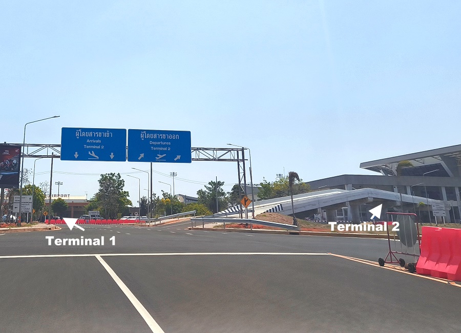 Zufahrt zum Buriram International Airport mit Terminal im Hintergrund