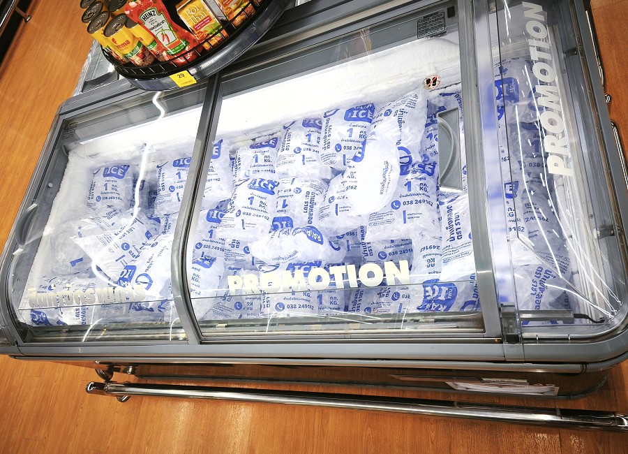 Abgepackte Eiswürfel aus Trinkwasser in einem Supermarkt in Thailand