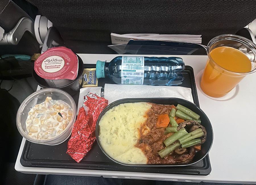 Etihad Airways Bordessen Frankfurt nach Abu Dhabi