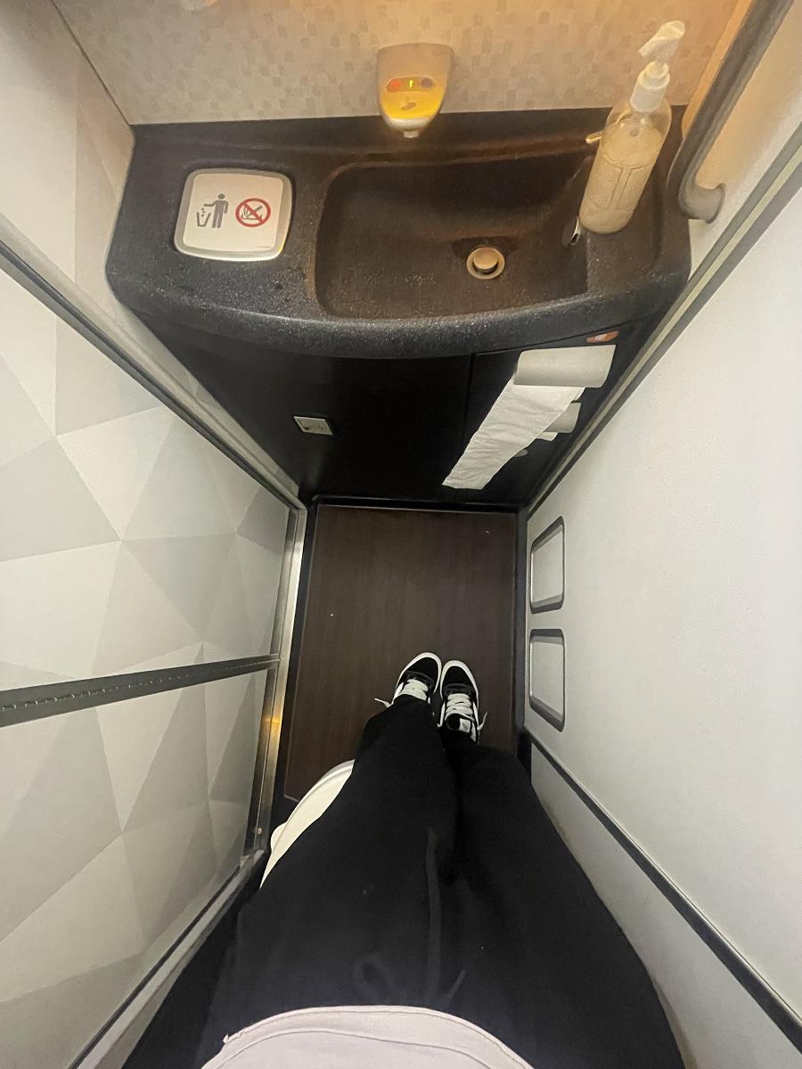 Beengtes Platzangebot in der Etihad Bordtoilette