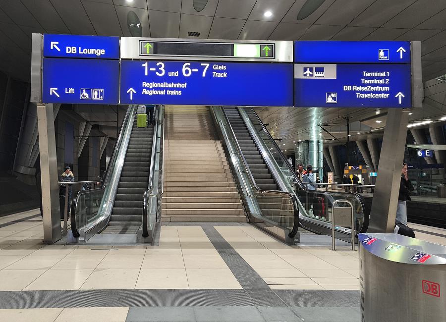 Wegweiser im Fernbahnhof des Flughafens Frankfurt zu den Terminals und zum Regionalbahnhof
