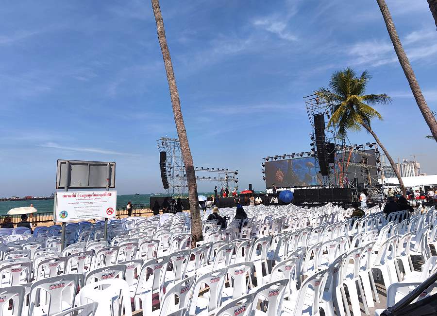 Vorbereitungen am Pattaya Beach für das Feuerwerk Festival