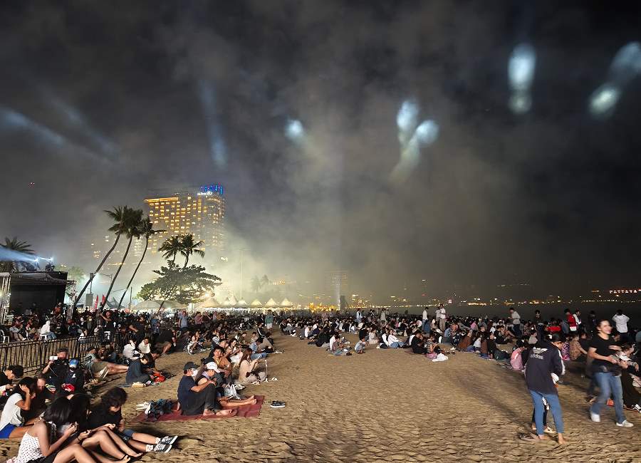 Rauchschwaden über dem Pattaya Beach beim Feuerwerk Festival