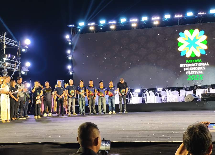 Bühne am Pattaya Beach beim Feuerwerk Festival