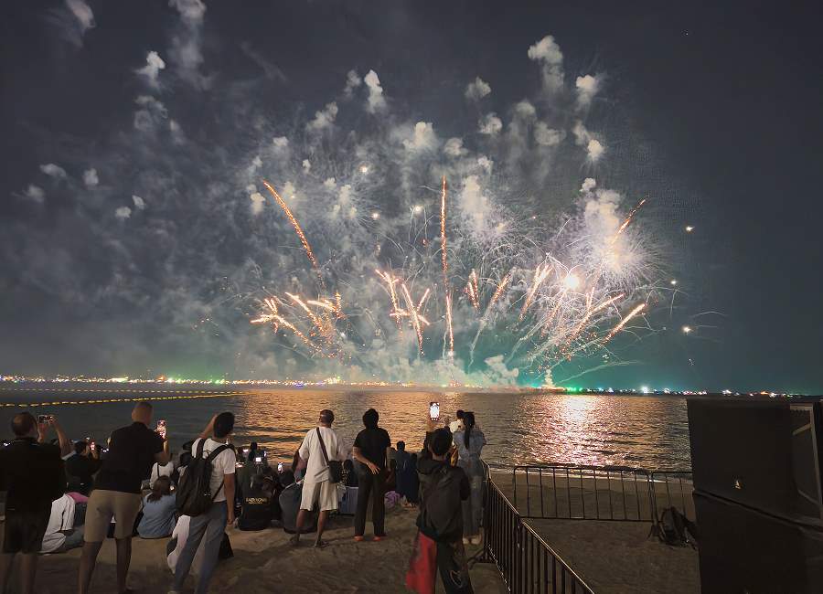 Feuerwerk über dem Meer vor Pattaya
