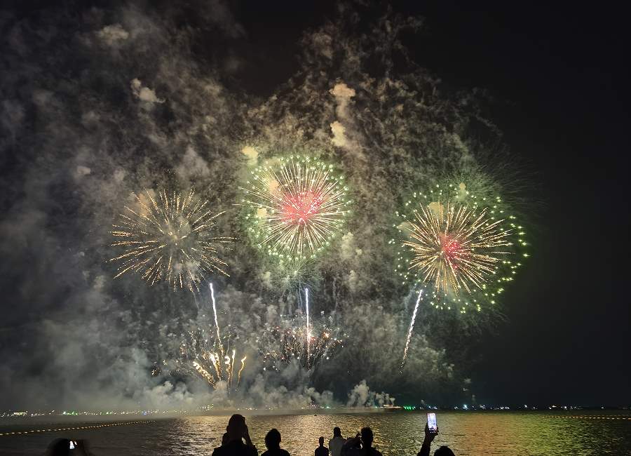 Buntes Feuerwerk am Nachthimmel über Pattaya