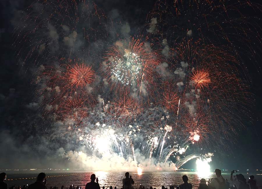 Funken des Feuerwerks über dem Meer vor Pattaya