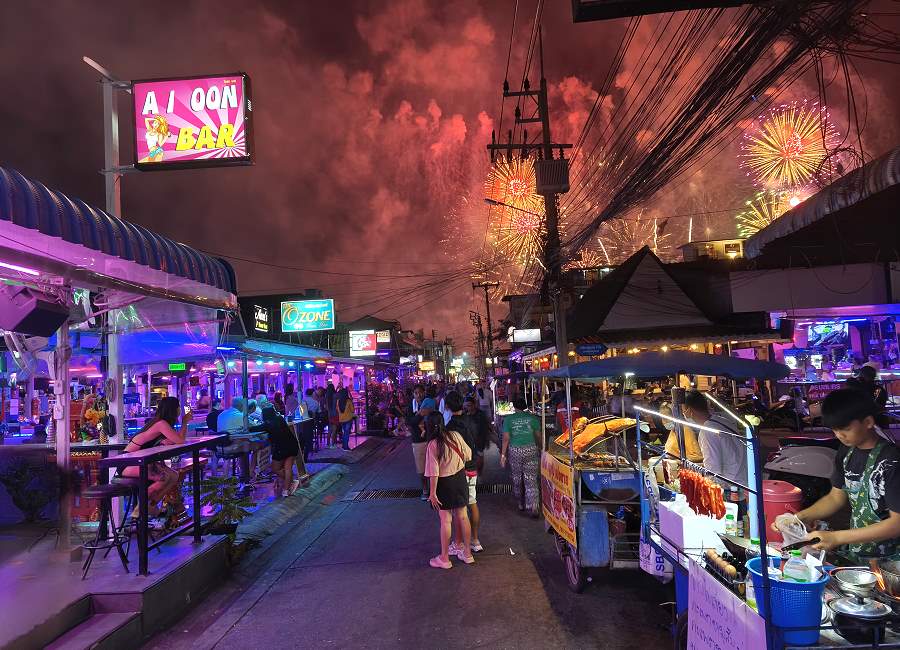 Blick aus der Soi 7 auf das Pattaya Feuerwerk Festival