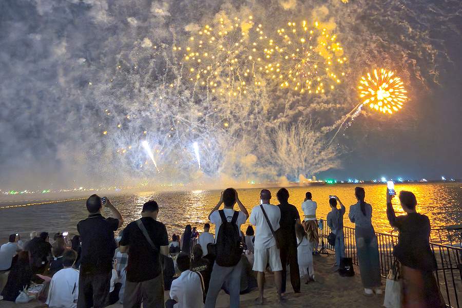 Pattaya Feuerwerk Festival an der Beach Road