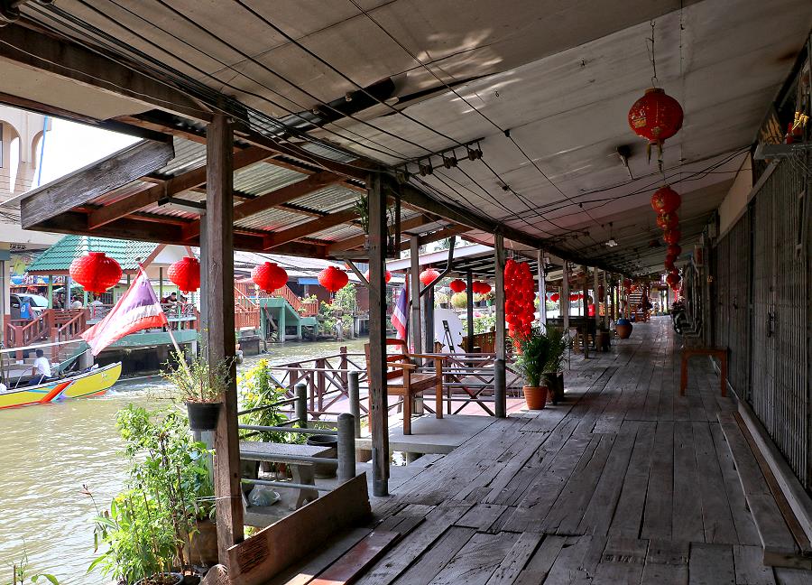 Sitzplätze entlang des Floating Market Thailand