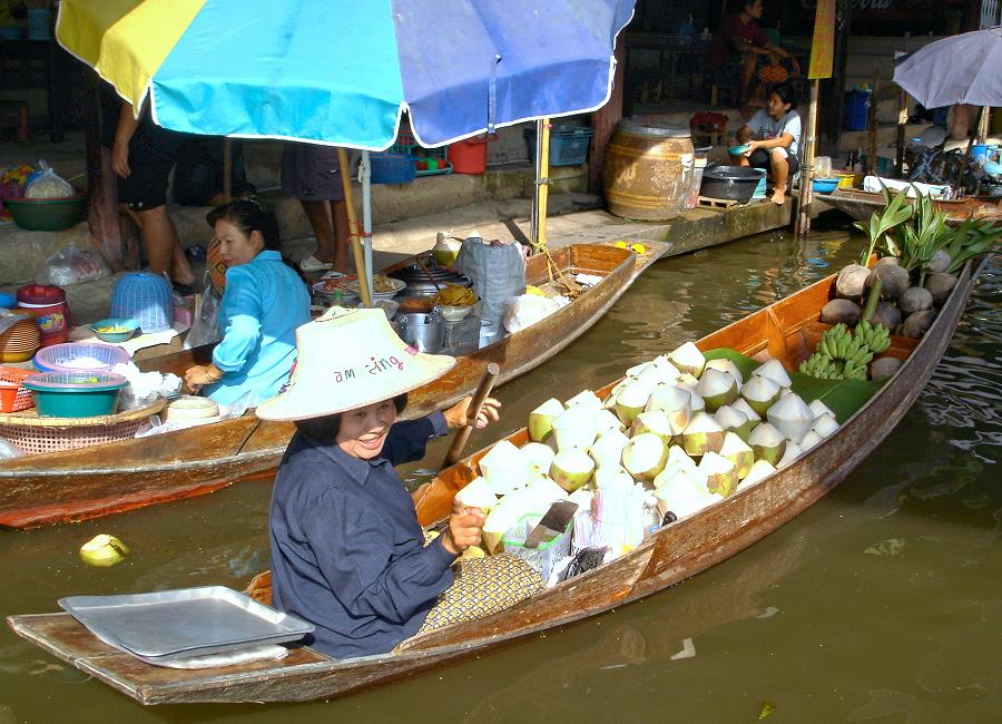 Kanalansicht des Floating Market Damnoen Saduak
