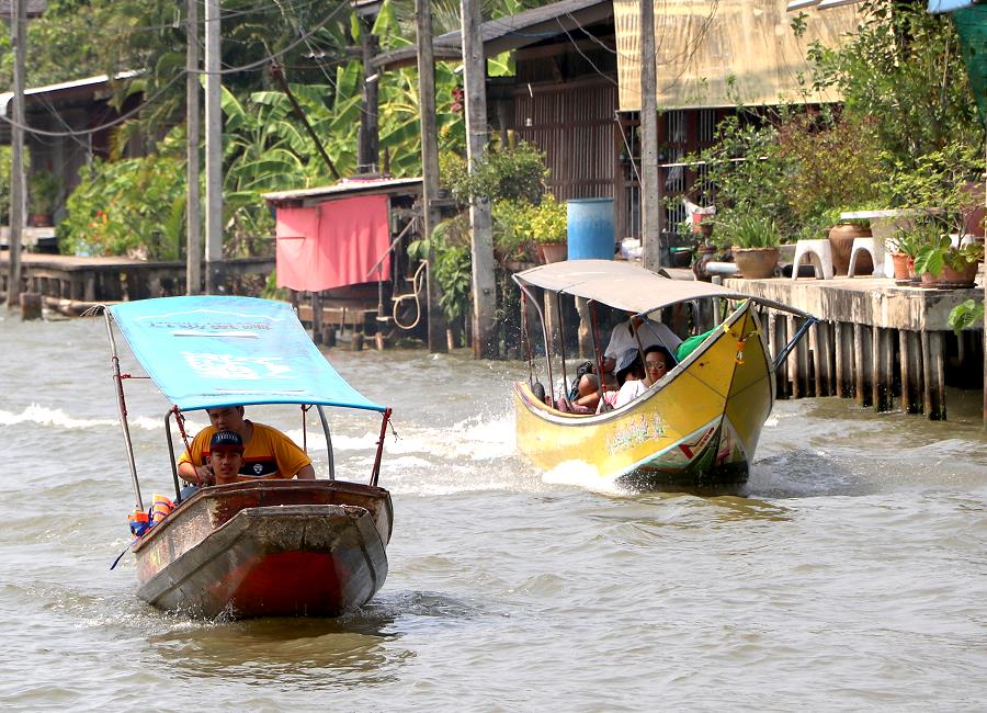Longtailboote am Floating Market