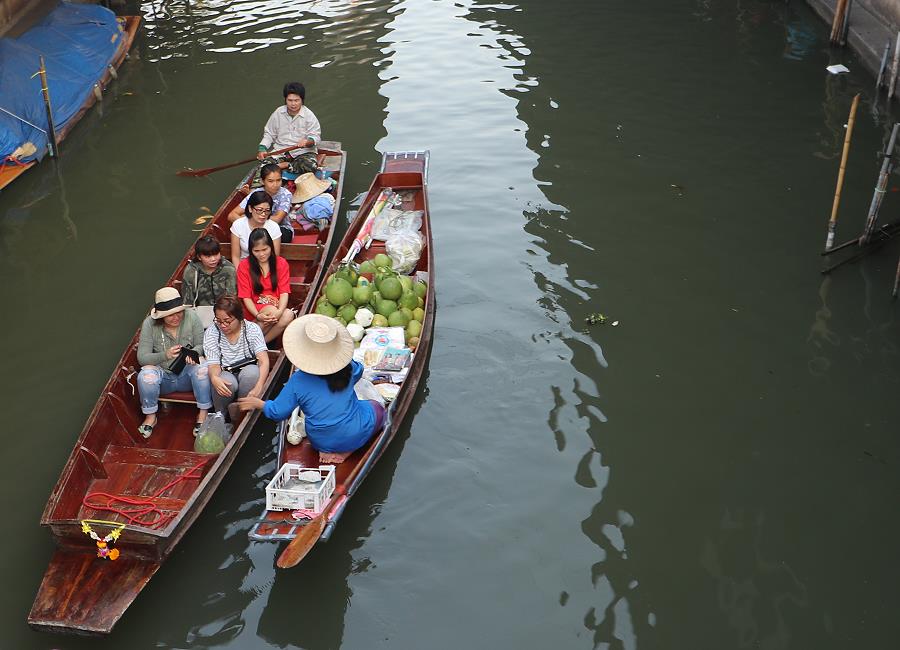 Frau verkauft Obst am Wasser