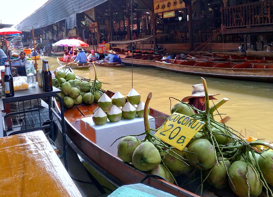 Kokosnüsse am schwimmenden Markt Thailand