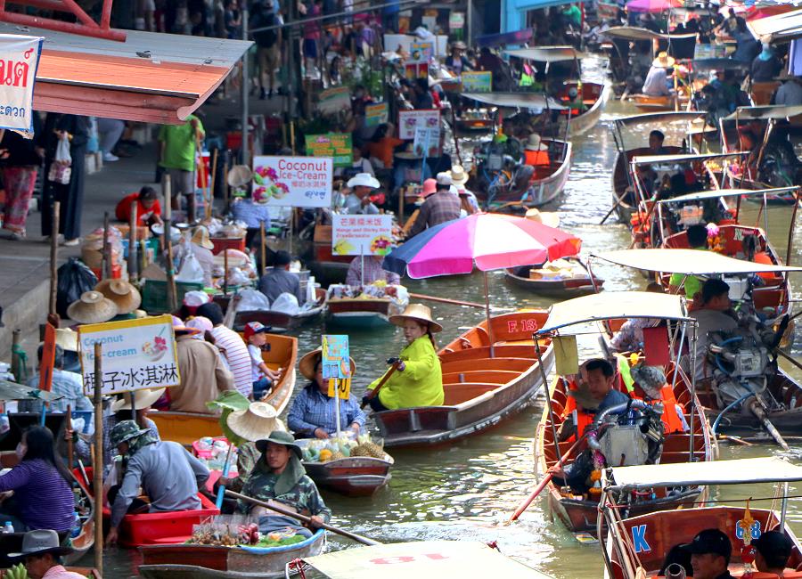 Touristenboote auf dem Damnoen Saduak Floating Market bei Bangkok