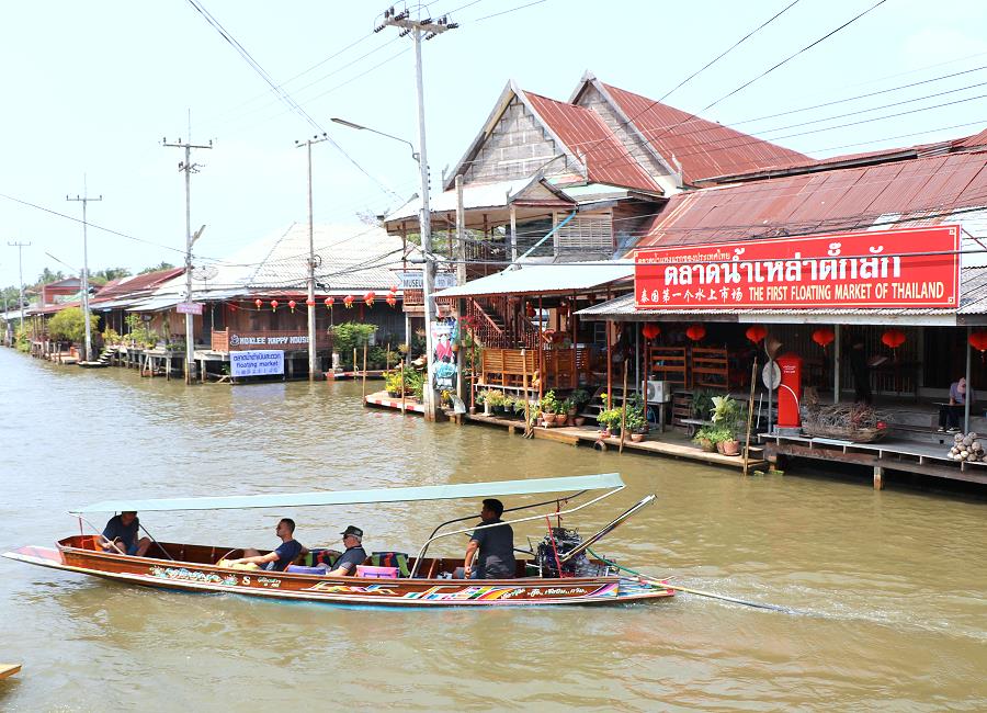 Blick von der Brücke auf den Damnoen Saduak Floating Market in Thailand