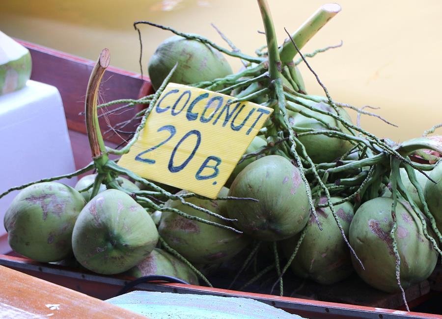 Frische Kokosnüsse für 20 Baht auf dem Damnoen Saduak Floating Market in Thailand