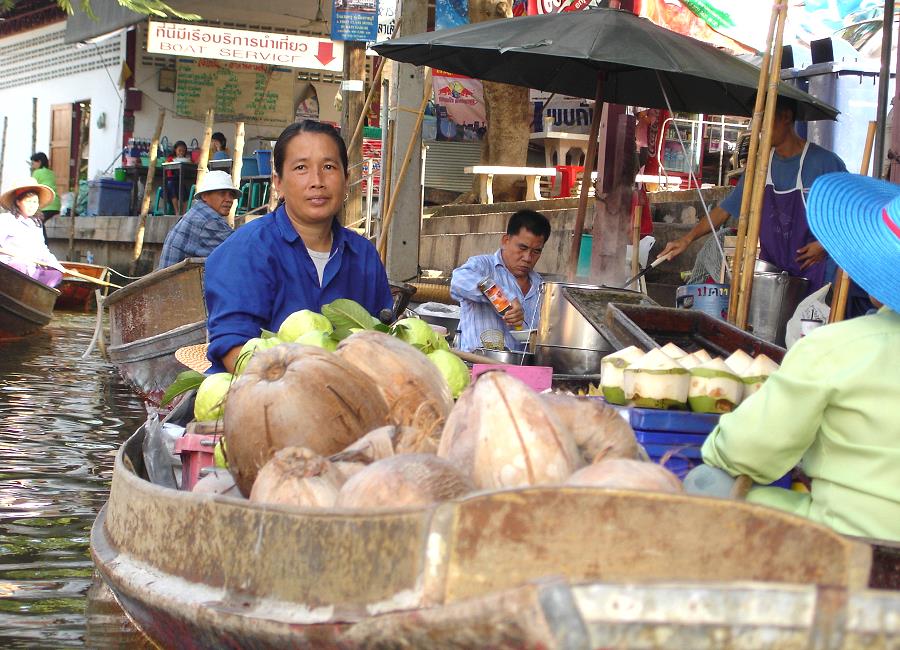 Händler in Booten auf dem Damnoen Saduak Floating Market im Jahr 2000 in Ratchaburi, Thailand