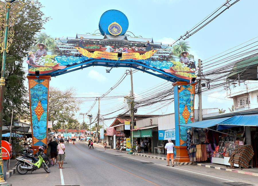 Ortseingang Damnoen Saduak in der Provinz Ratchaburi