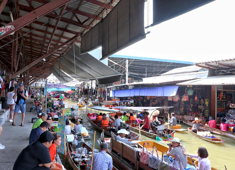 Touristen auf dem Damnoen Saduak Floating Market ab 9 Uhr