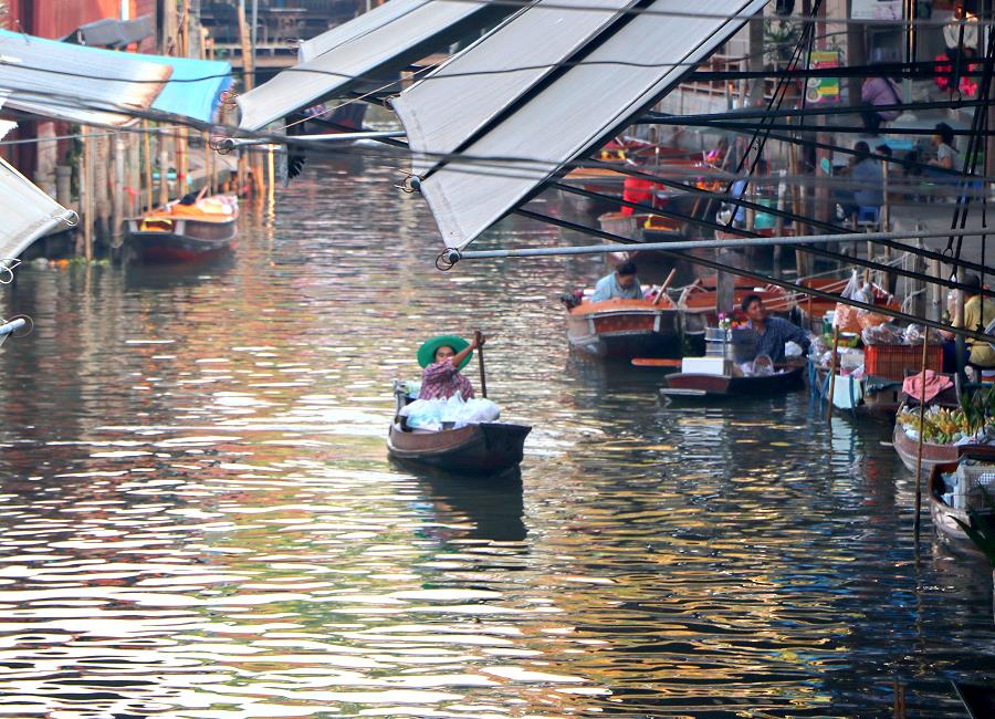 Damnoen Saduak Floating Market am frühen Morgen