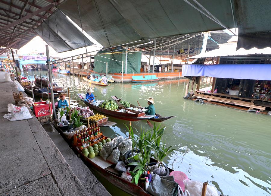 Boote im Kanal des Floating Market Damnoen Saduak