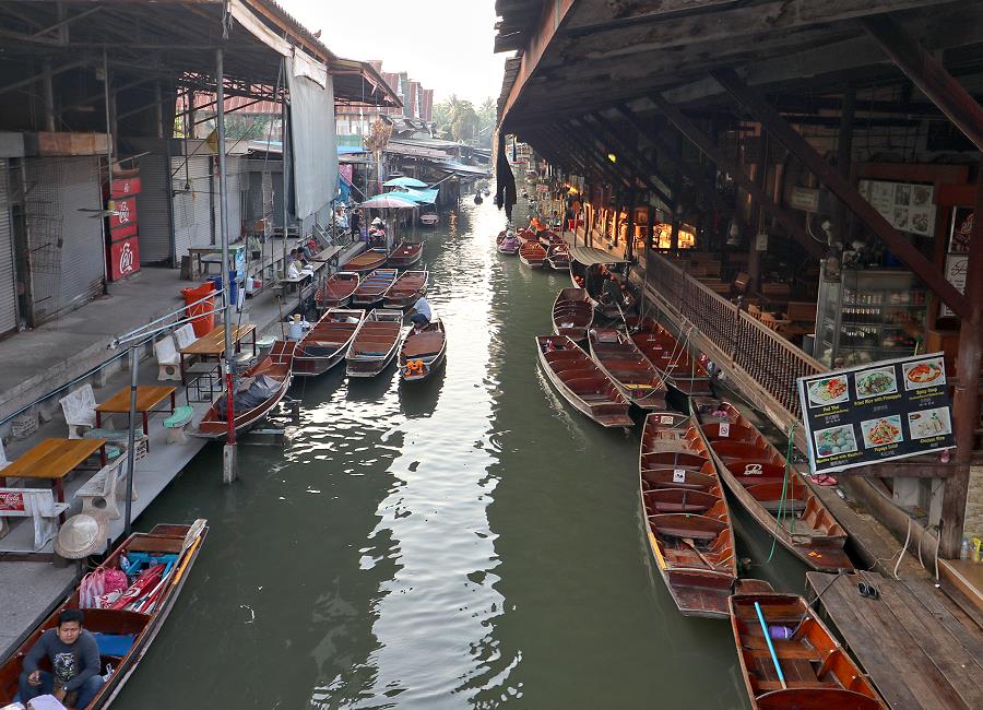 Leere Boote am frühen morgen
