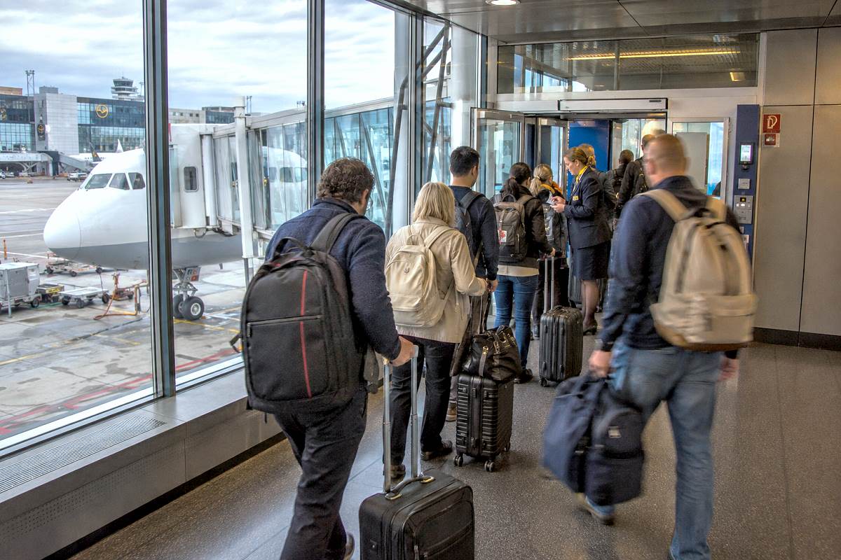 Passagiere beim Boarding eines Langstreckenflugs am Flughafen Frankfurt