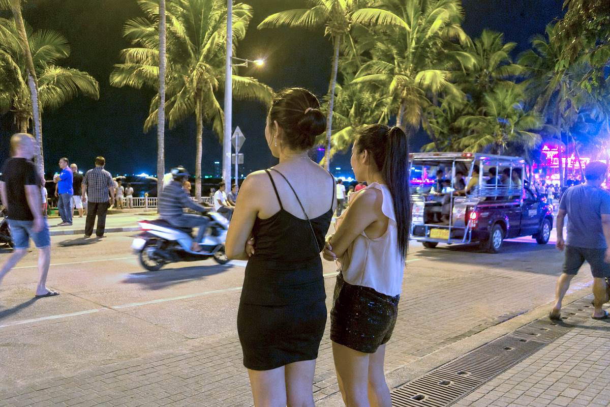 Zwei Frauen am Abend an der Pattaya Beach Road