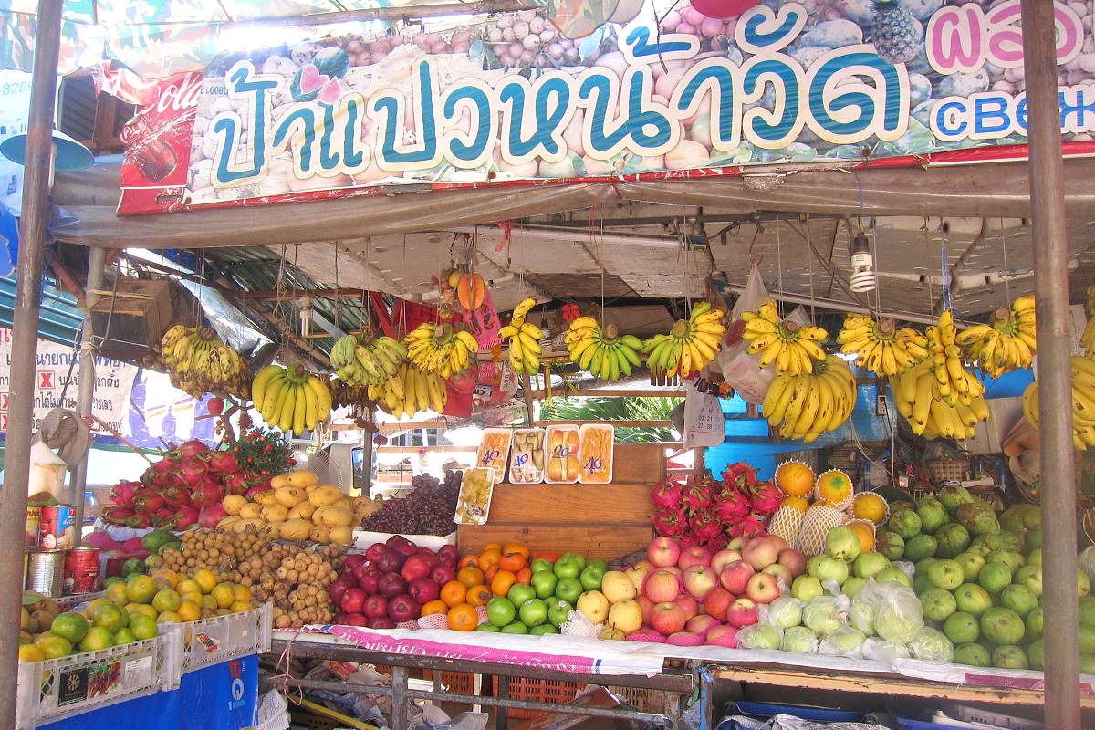 Obststand mit tropischen Früchten auf einem Markt in Thailand