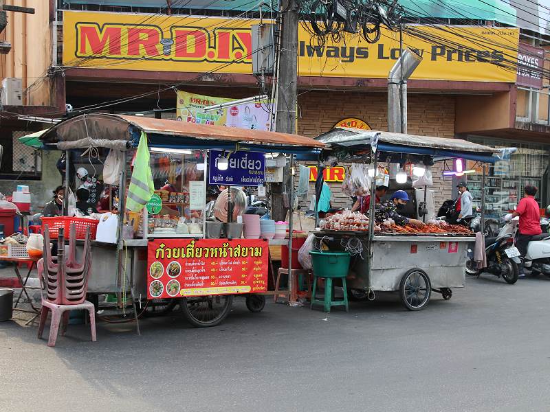 Garküchen mit Nudelsuppen und Grillspießen in Chanthaburi
