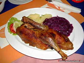 Ente mit Rotkohl Essen in Pattaya
