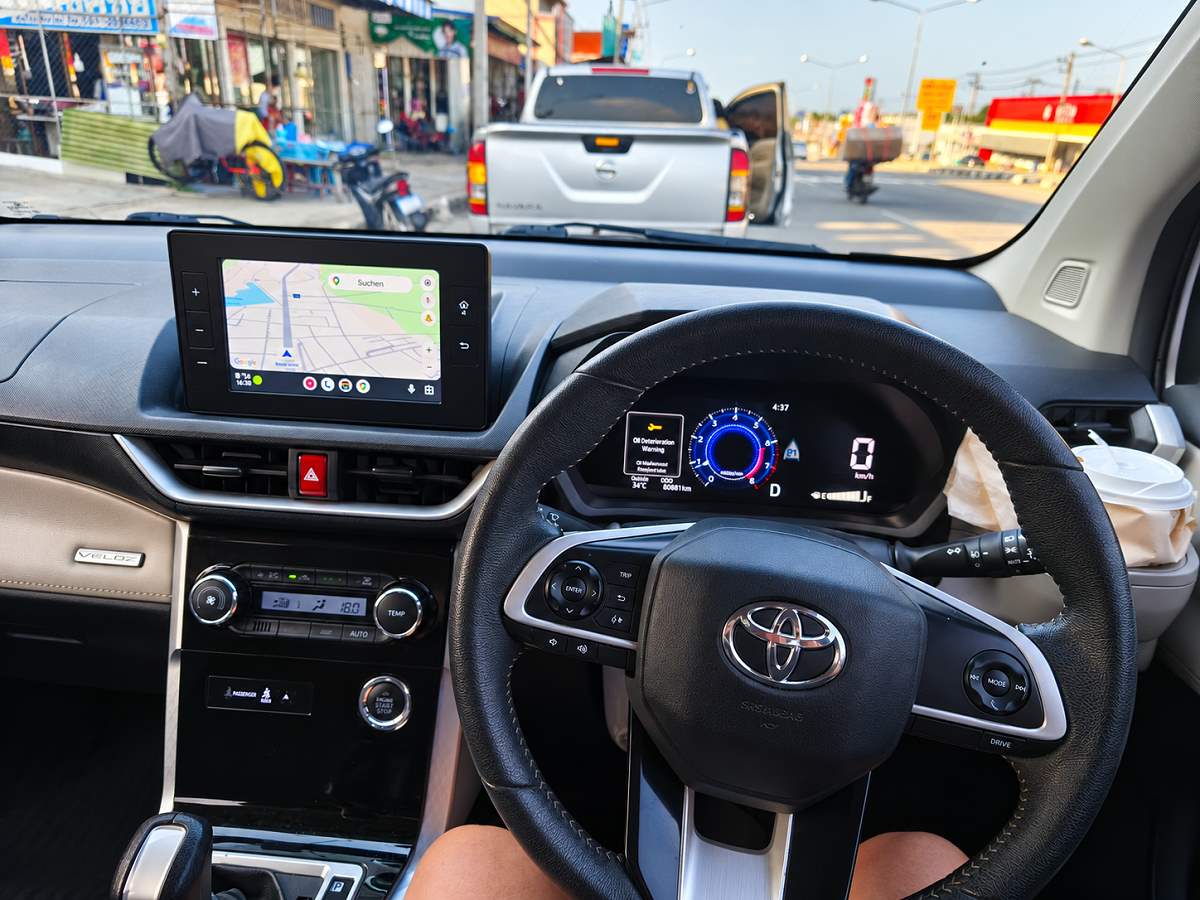 Google Maps über Android Auto auf dem Navigationsdisplay eines Mietwagens in Thailand