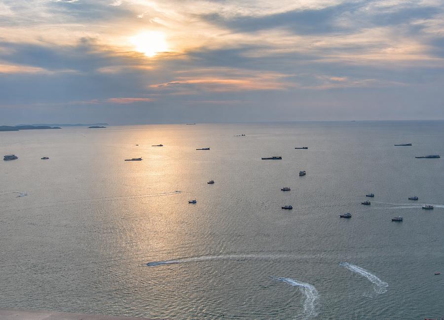 Sonnenuntergang über dem Meer von der Horizon Sky Bar Pattaya